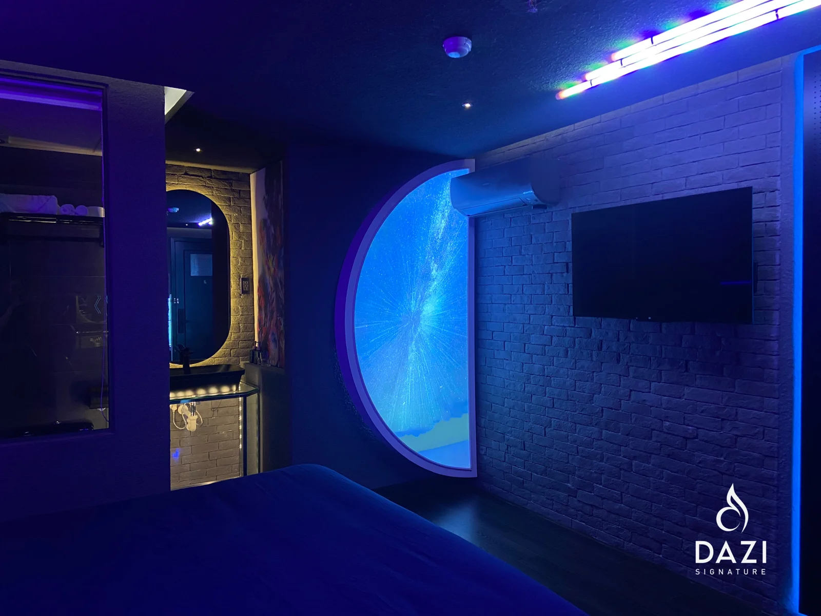 Neon Room - view 3