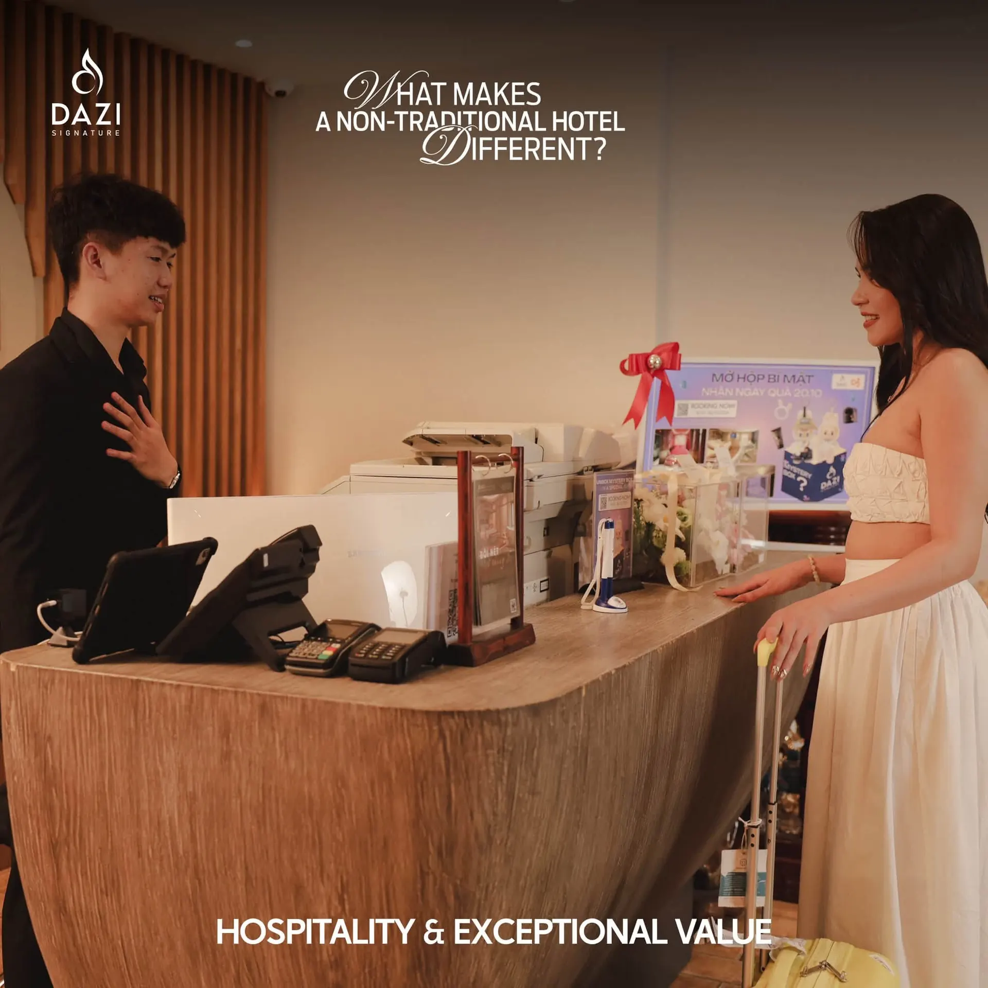 Guests và nhân viên tại quầy lễ tân Dazi Signature